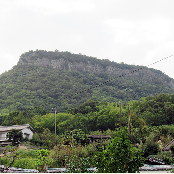 「屋島やすらぎ」から「霊峰屋島」を望む